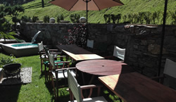 vor der Steinmauer bietet die Terrasse
Platz für Gäste